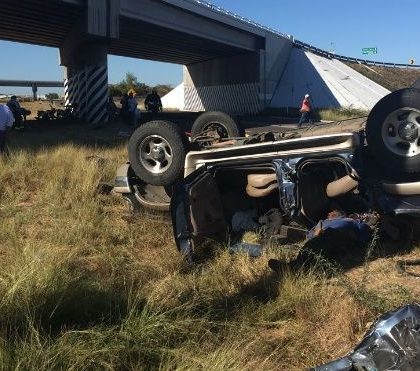 Dos muertos en volcadura de camioneta