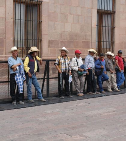 Habitantes de La Pila se encadenan fuera de Palacio de Gobierno