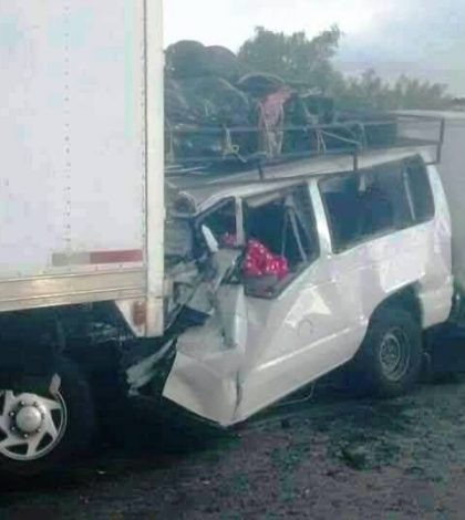 Por alcance choca camioneta; dos paisanos muertos, 11 lesionados