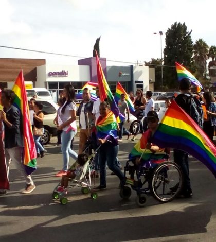 Cientos marchan por el orgullo LGBTTTI