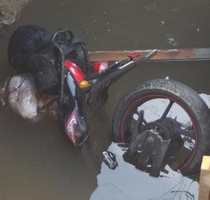 Motociclista muere tras caer en un socavón en Chalco