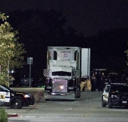 Hallan al menos 40 presuntos migrantes hacinados en camión en Texas; hay 8 muertos