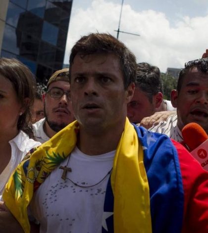 Libera Venezuela a Leopoldo López; le da arresto domiciliario