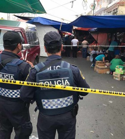 Dos muertos y varios heridos tras balacera en tianguis de Iztapalapa