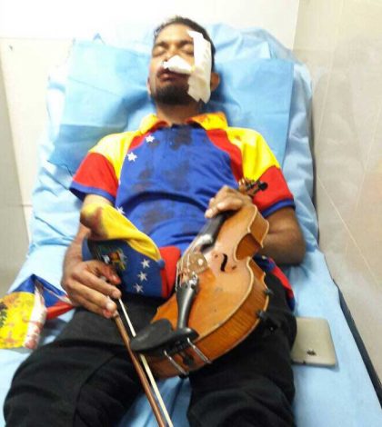 Policía de Maduro arremete contra el violinista opositor