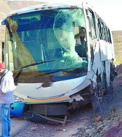 Impactó autobús “Futura” contra talud en la vía a Rioverde