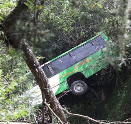 Camión cae a barranco en Toluca; hay siete lesionados