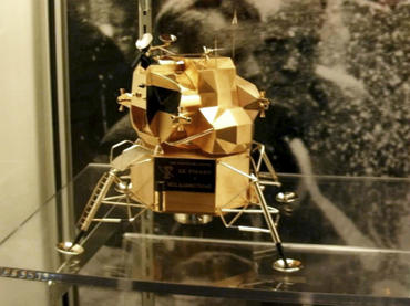 Roban reproducción en oro de módulo lunar en museo de Ohio