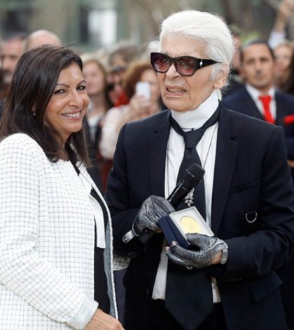 Karl Lagerfeld recibe máximo honor de París