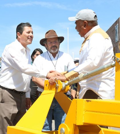 Concreta Gallardo entrega de  maquinaria a productores de Milpillas