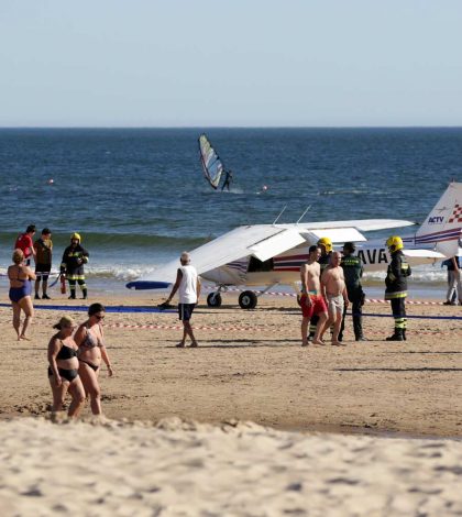 Avioneta aterriza de emergencia en la playa; mata a dos personas