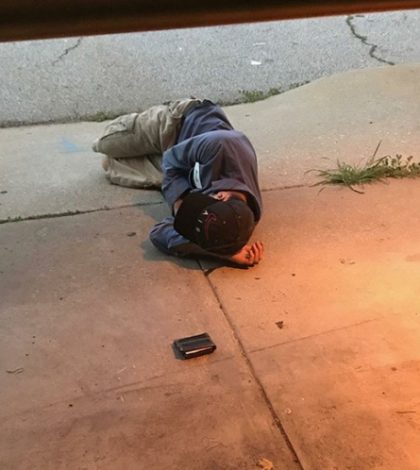 Con la esperanza de encontrar a su mascota, este hombre durmió afuera de la perrera