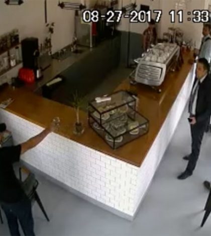 Ladrón solitario despoja en segundos a clientes de un café