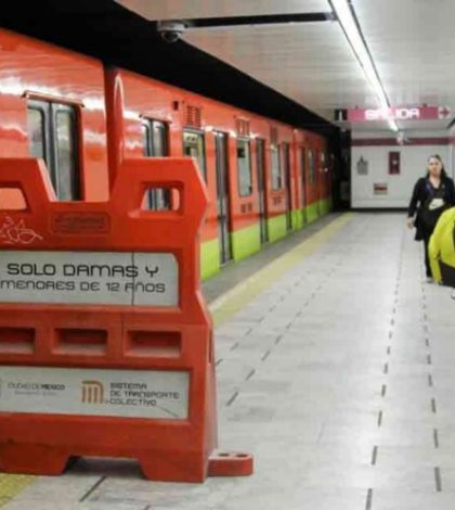 Por subir a vagón de mujeres del Metro, policías les exigen dinero