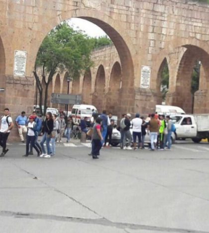 Normalistas secuestran camiones y bloquean vías en Morelia