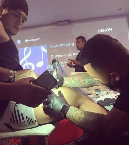 Alan Pulido se tatuó la estrella 12 de Chivas