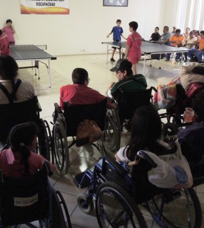 Se realiza exhibición de tenis de mesa para personas con discapacidad