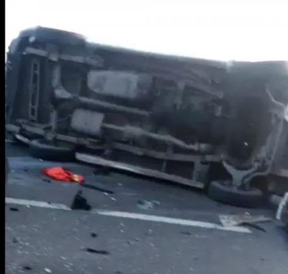 Reportan volcadura de camión en la autopista Texcoco-Lechería