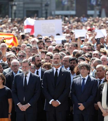 Felipe VI encabeza minuto de silencio en Barcelona