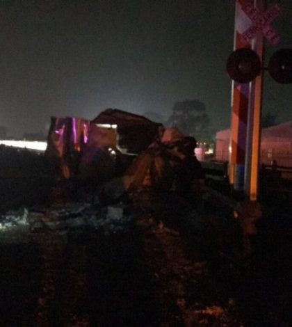Tren arrolla camioneta en Toluca; mueren tres personas
