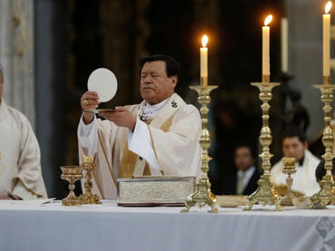 Cardenal pide orar por el descanso del padre apuñalado en la Catedral