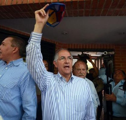 «Regresan» a alcalde opositor Antonio Ledezma a su casa en Venezuela