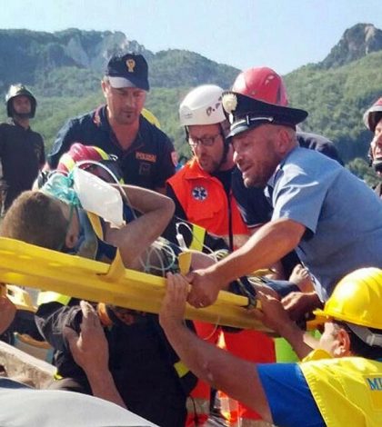 Milagroso rescate: Sacan de escombros a 3 niños tras sismo en Italia
