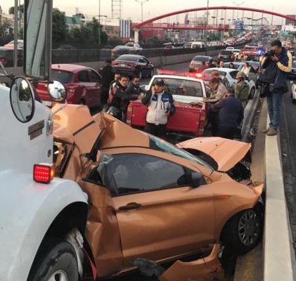 Tráiler choca contra autos en Periférico Norte; reportan un muerto