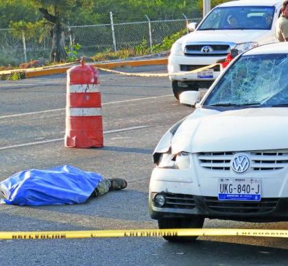 Indigente muere atropellado al intentar cruzar la vialidad, en Querétaro