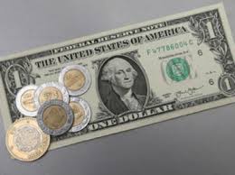 Dólar baja tras salida de Bannon y se vende hasta en 18.07