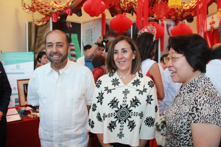 p-El senador Teofilo Tortrez Corzo, la esposa del gobernador dl estado, Lorena Valle de Carreras y la esposa del Embajador chino, Liu Min