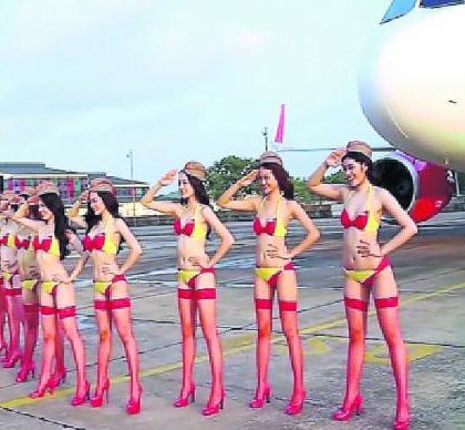 Aerolíneas buscan consentir a sus clientes con azafatas en bikini