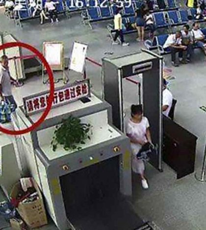 Viajero transportaba brazos humanos en maleta durante viaje a China