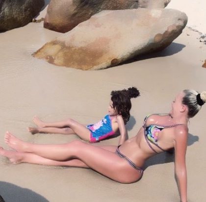 Paola Durante asolea sus ‘curvas’ en escotado bikini