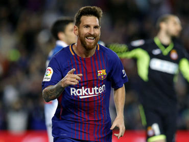 Messi anota triplete y guía el Barça al liderato