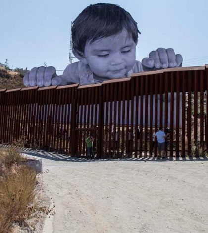 Rostro de niño tecatense en mural fronterizo, conmueve al mundo