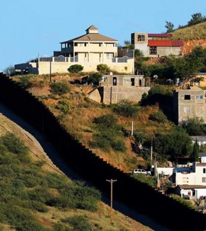 Caen 5 mexicanos por intentar cruzar a EU ocultos en vehículos