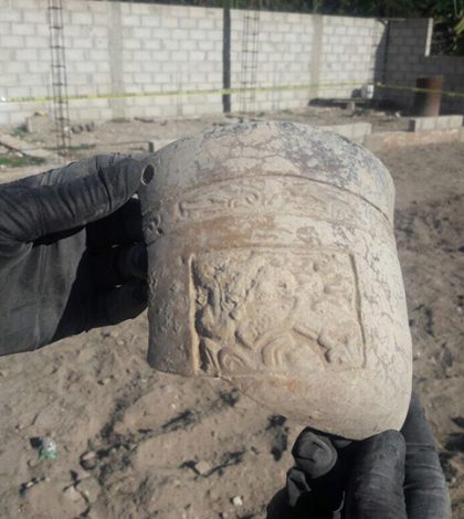 Albañil descubre osamentas y vasijas prehispánicas en Hidalgo