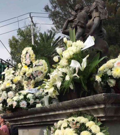 Entre flores blancas, homenajean a víctimas del Rébsamen