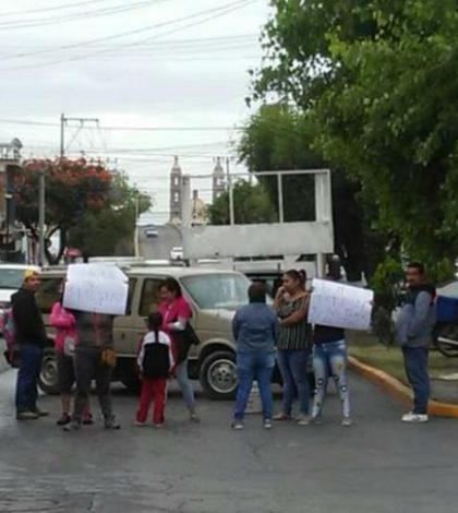 Padres bloquean Avenida Juárez en protesta por la falta de un maestro