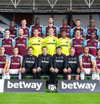 Chicharito destaca en la foto oficial del West Ham