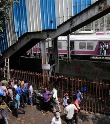 Estampida en un puente peatonal deja 22 muertos en India