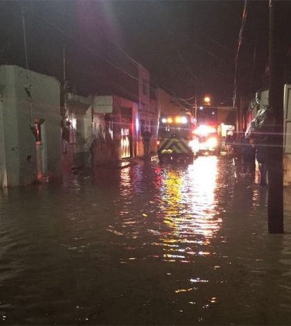 Evacuan a familias de San Juan del Río; lluvia inunda calles