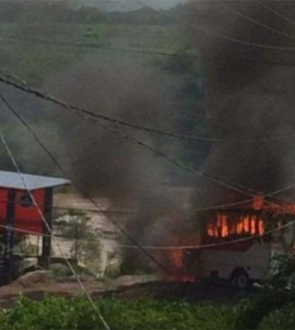 Hombres armados incendian vehículos en Michoacán
