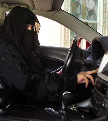Mujeres saudíes celebran fin de prohibición de conducir