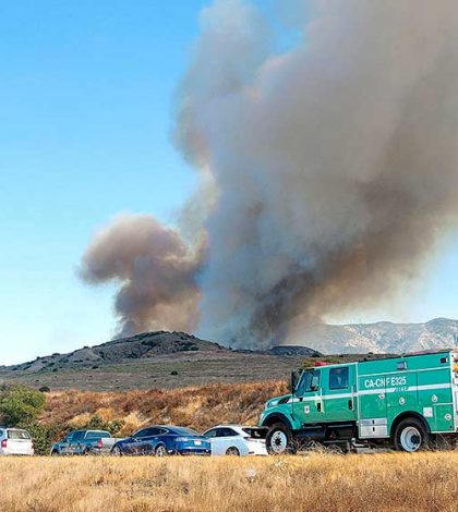Evacúan a cientos en  California por incendio forestal