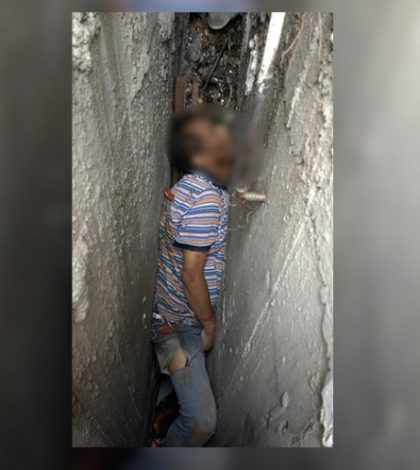 Vecinos encuentran a hombre muerto entre dos paredes en Iztacalco
