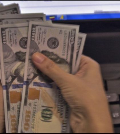 Dólar cierra hasta en 18.53 pesos en bancos capitalinos