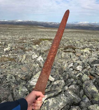 Encuentran espada vikinga bien preservada en Noruega