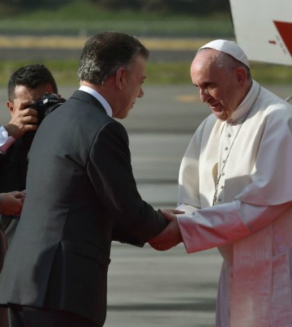 Papa Francisco aterriza en Colombia para visita de cinco días